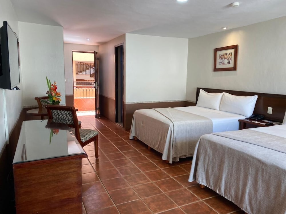 EXECUTIVE, 2 QUEEN BEDS
