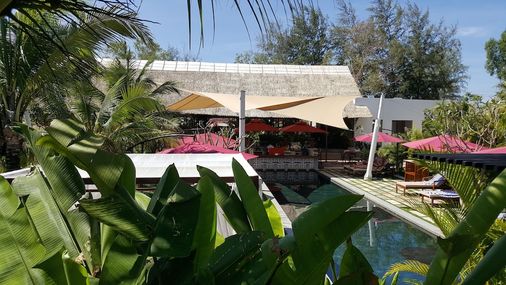 Sahaa Beach Resort 3/48