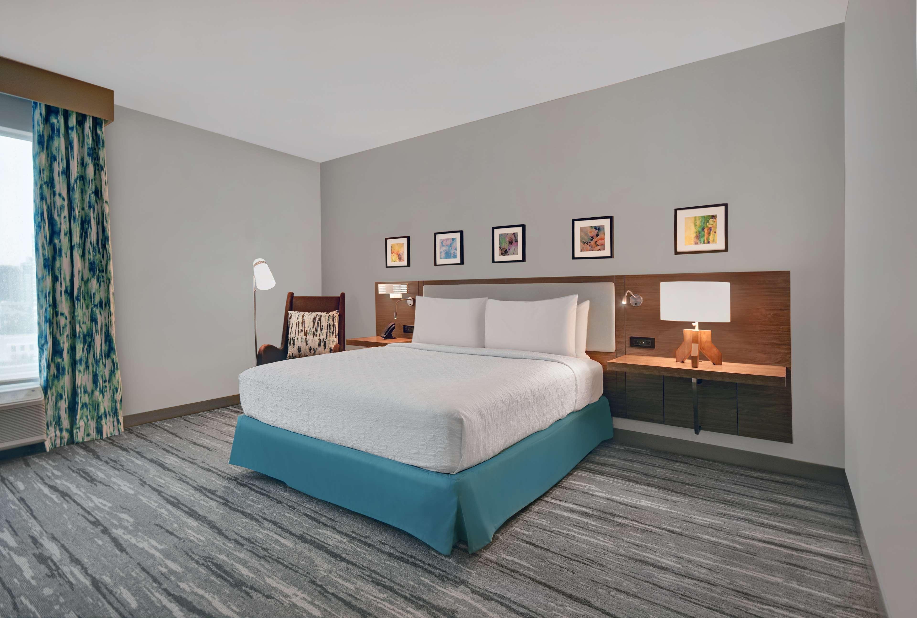 SUITE, KING BED, CORNER, ACCESSIBLE