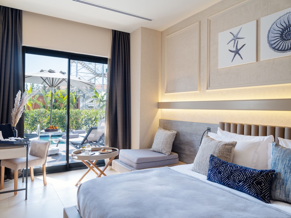Swim Up, Deluxe, 1 Queen and 1 Single Bed