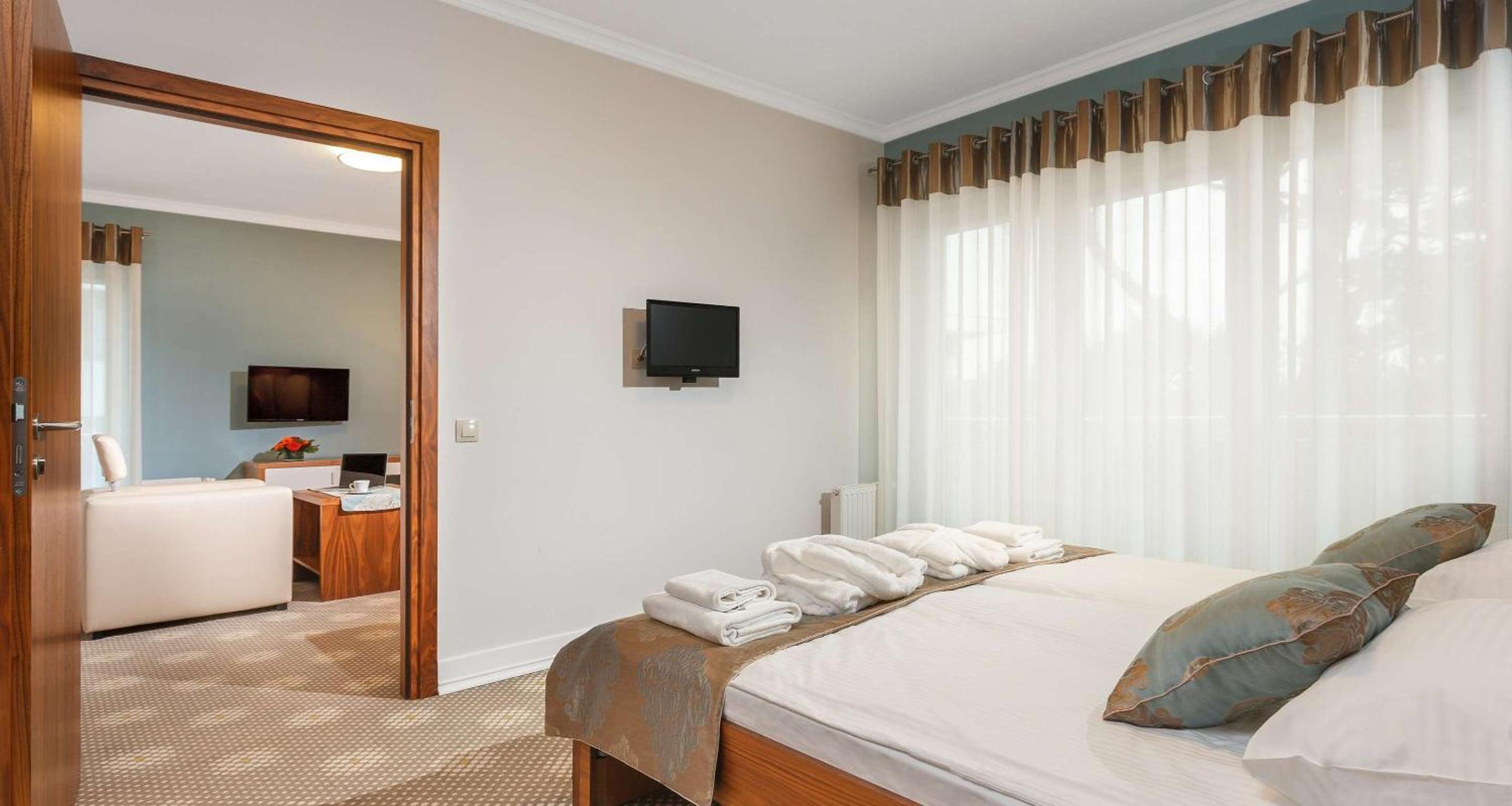 Suite, King Bed, Forest View, Sofa