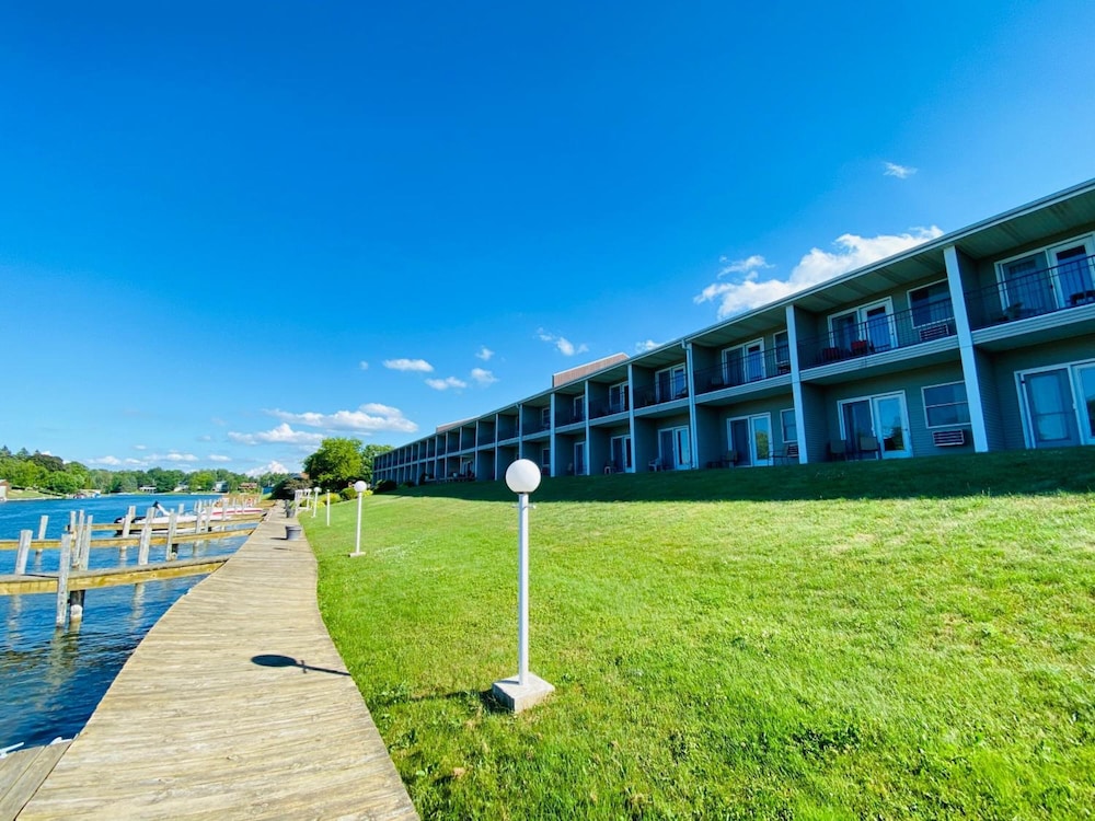 Fleetwood Inn Suites 43/51