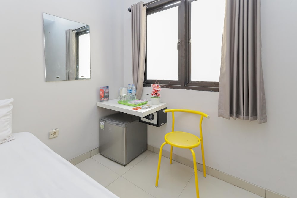RedDoorz Plus @ K23 Rungkut Madya 35/36