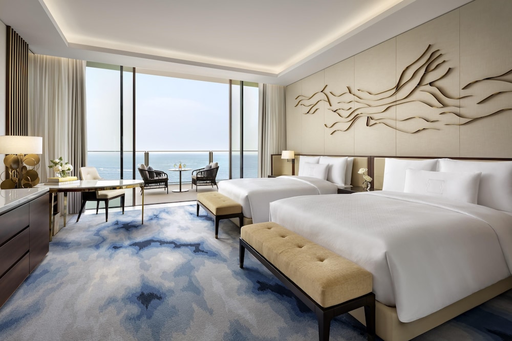 ROYAL, CLUB, QUEEN BED, SEA VIEW
