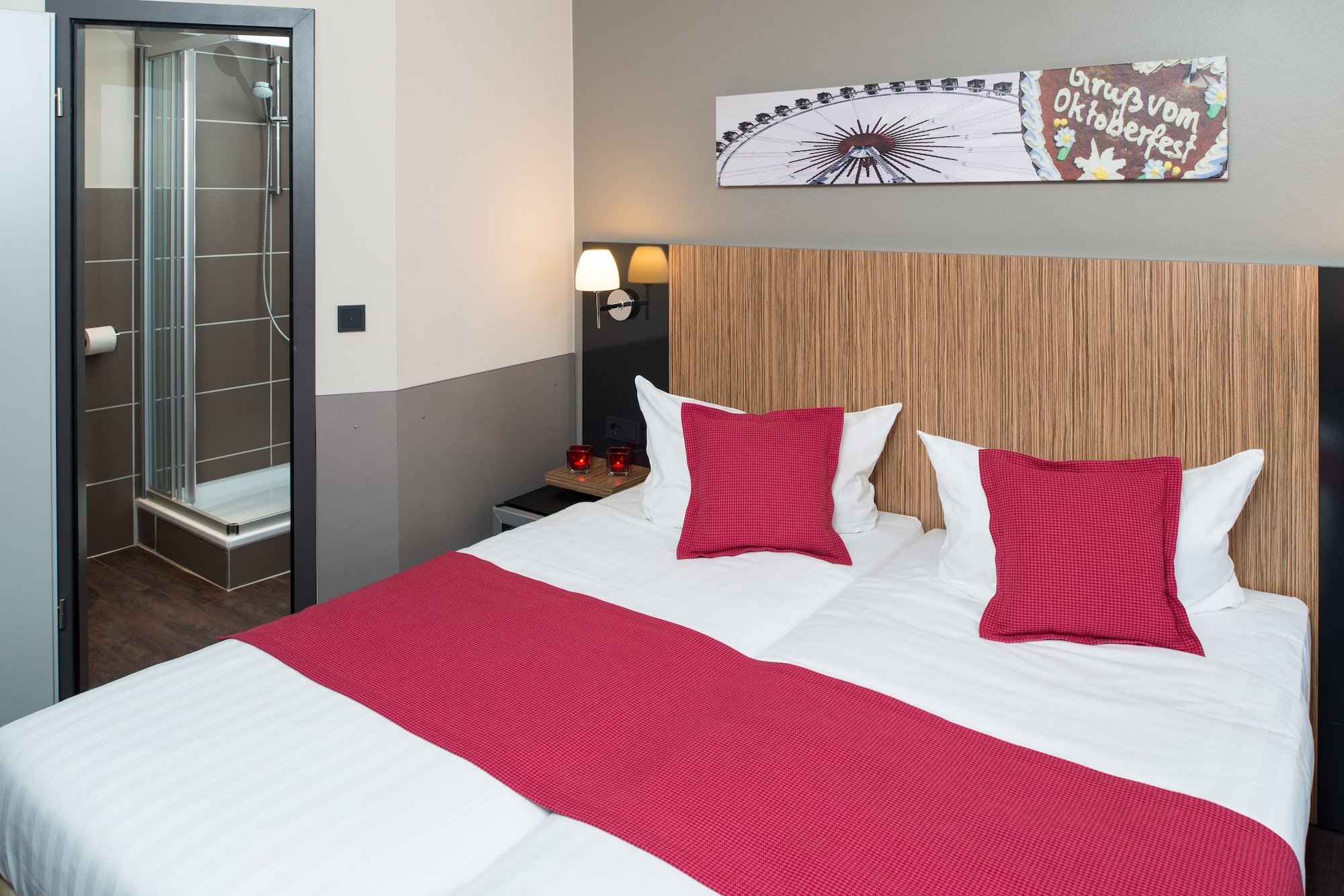 ROOM, DOUBLE BED