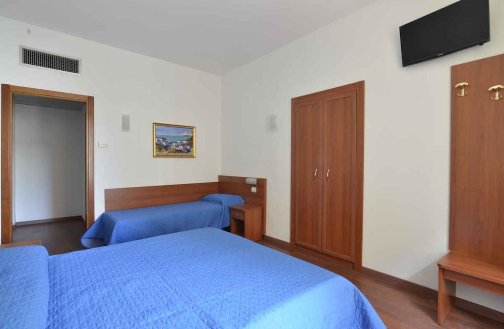 ROOM, TRIPLE