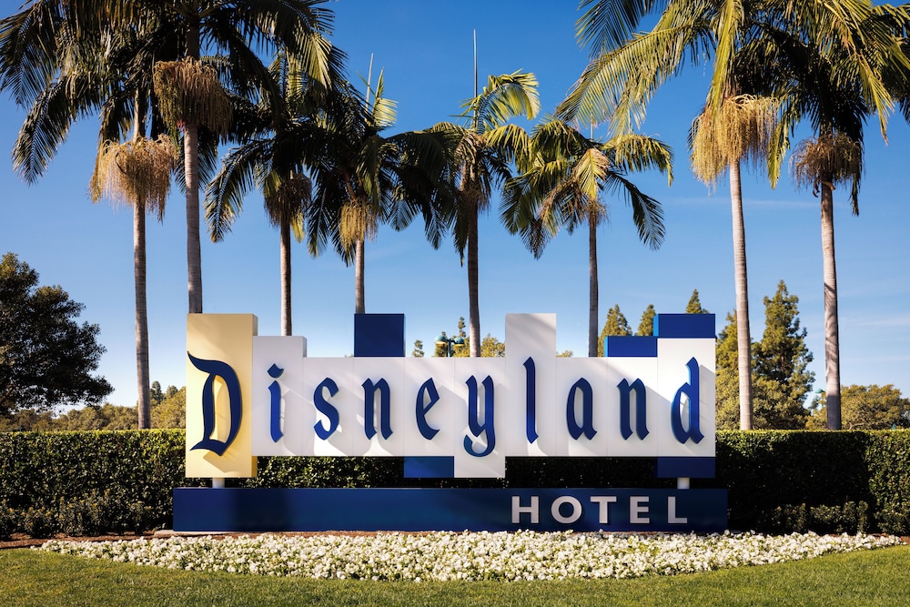 Disneyland Hotel 65/70