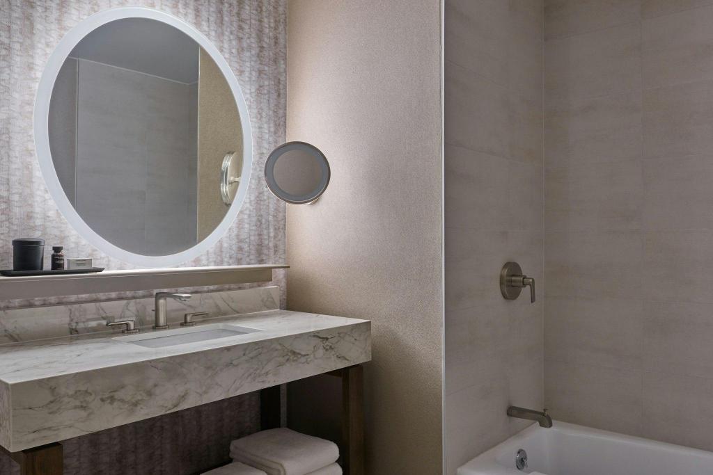 Alpine, Junior Suite, Studio, King Bed, Resort View, Sofa, Balcony