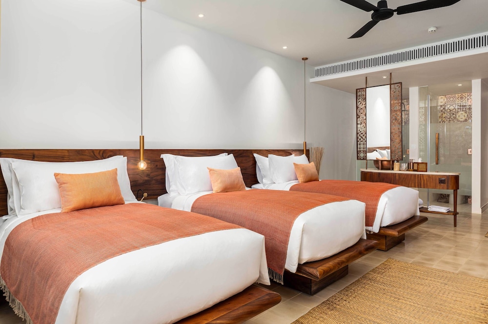 Colonial, King Bed, Pool Access