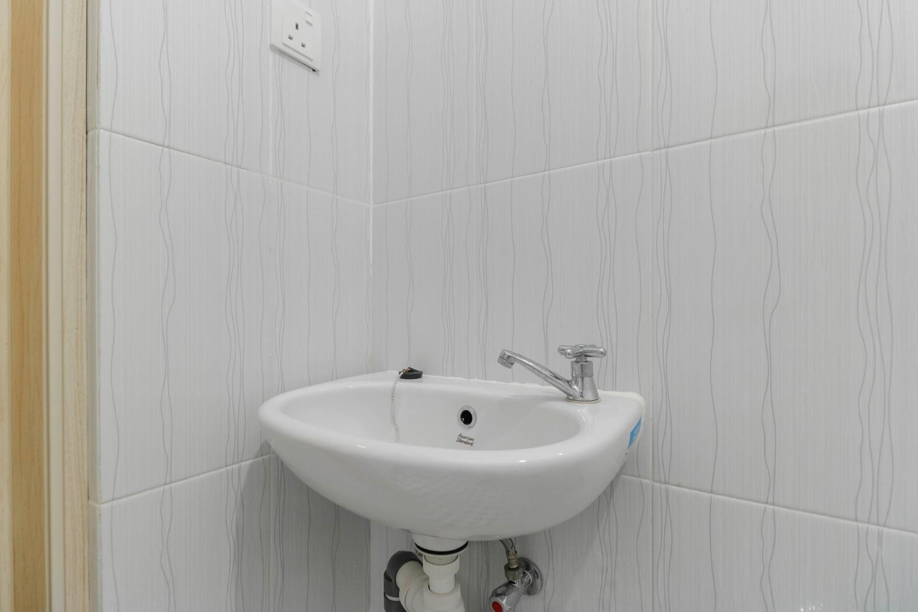 RedDoorz Plus near Kepri Mall 43/44