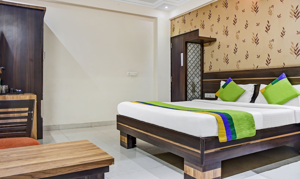 Oyo Rooms Sargam Cinemas 17/50