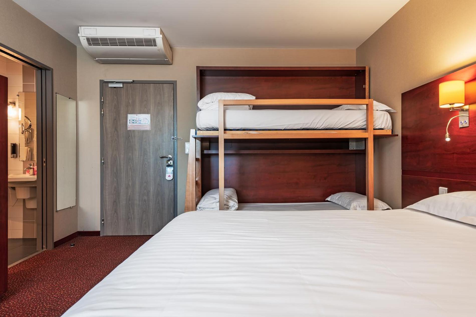 Room, Quadruple