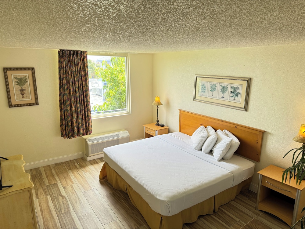 SUITE, PARLOR, KITCHEN