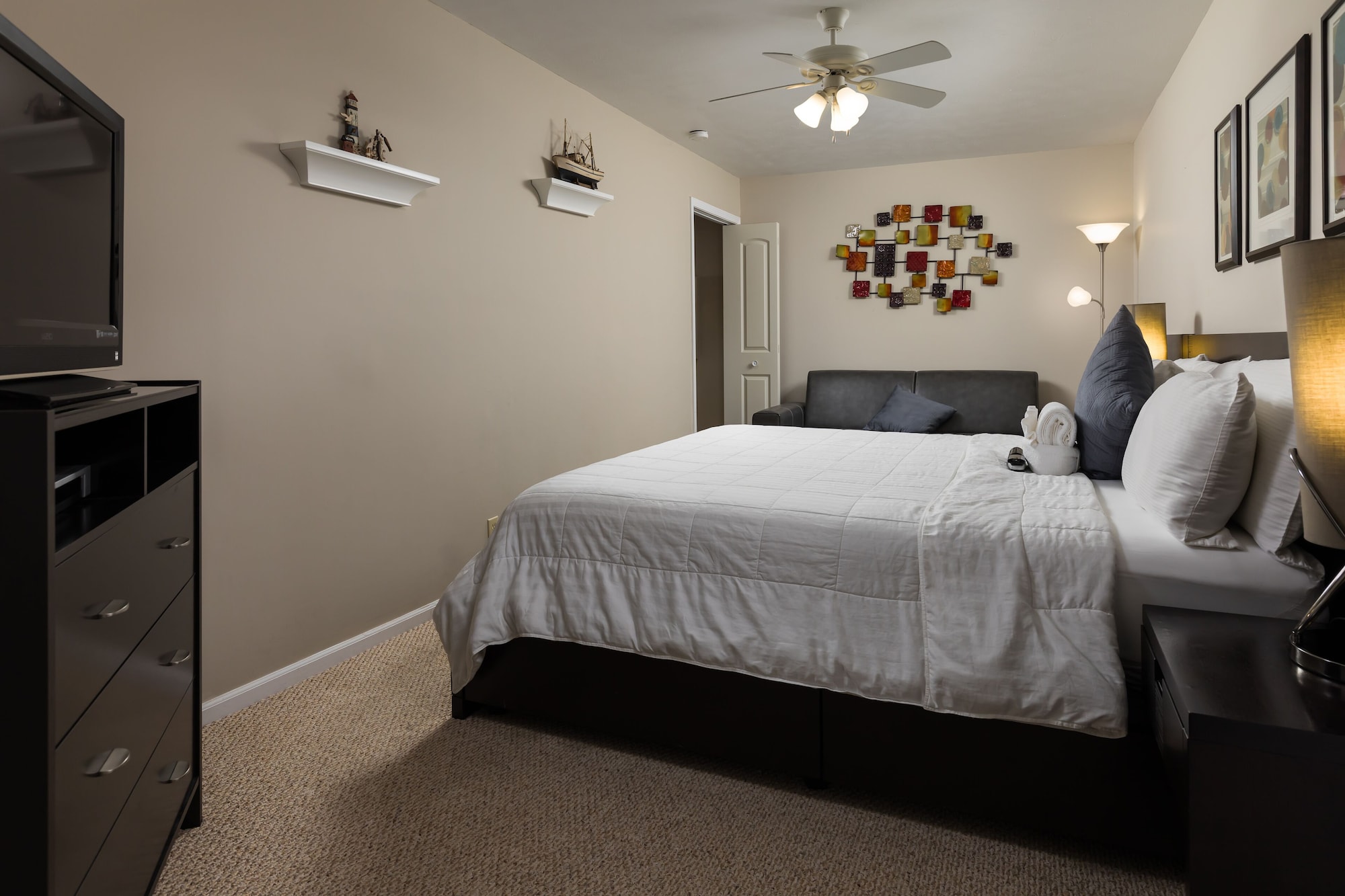 2 Bedrooms, Suite, 2 King Beds, 2 Bathrooms, Sofa
