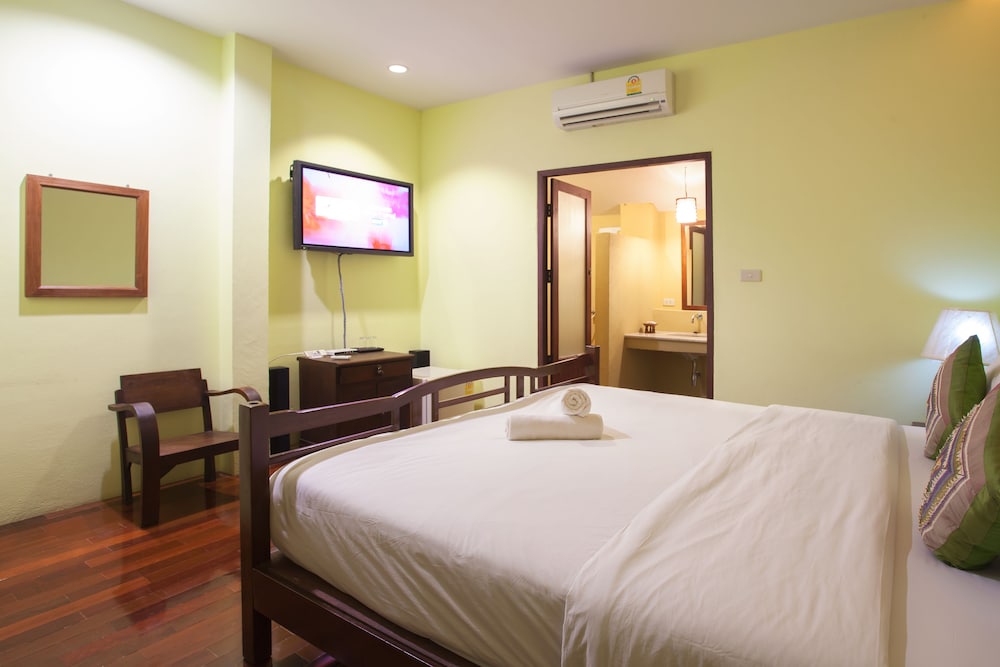 Baan La Poon Hotel 10/21