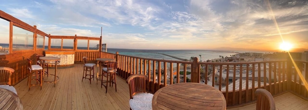 The Breakers Diving and Surfing Lodge 50/62