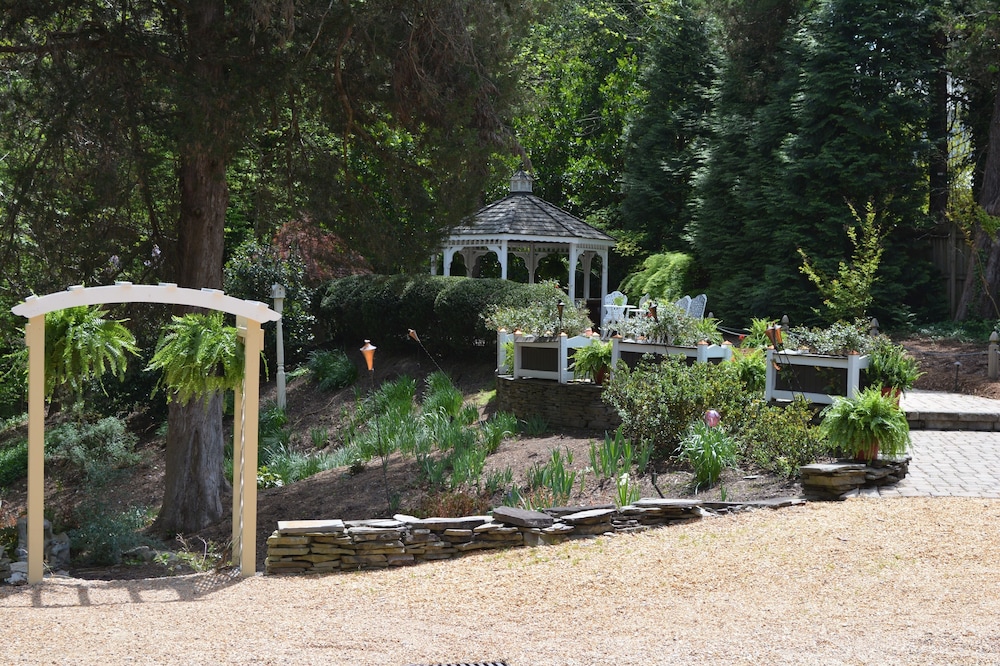 Cedars of Williamsburg Bed & Breakfast 38/50