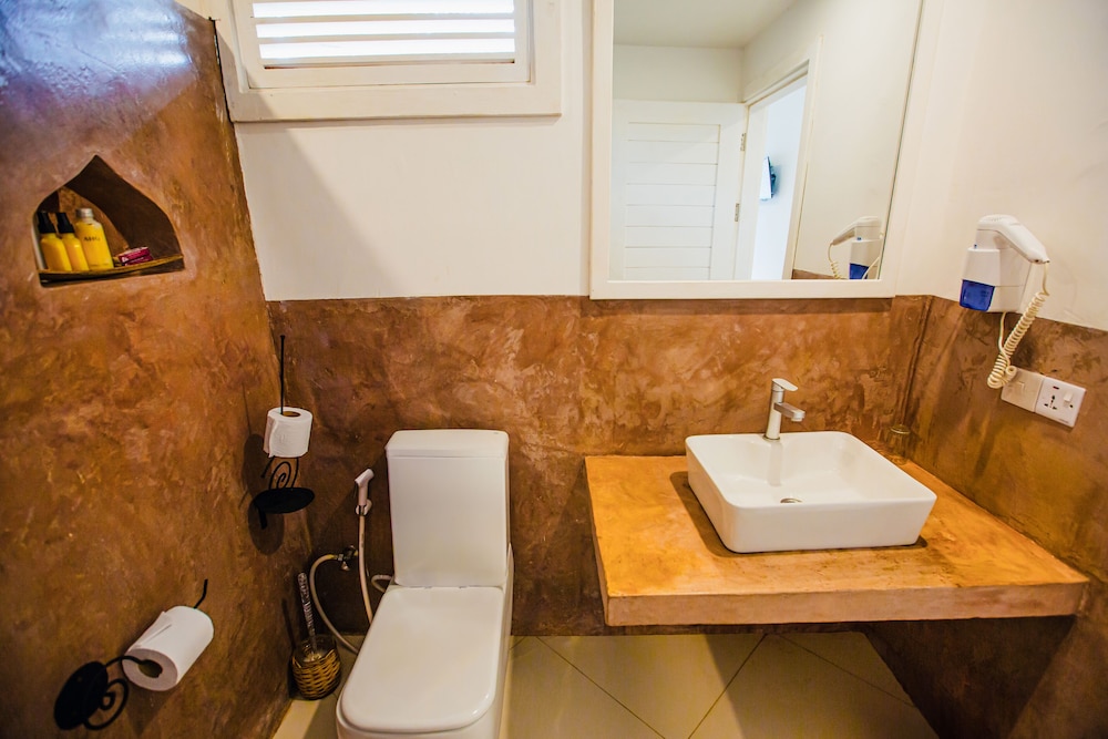 AHG Sun Bay Mlilile Beach Hotel 74/75