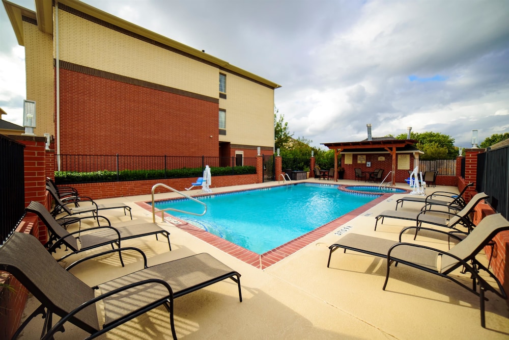 Best Western Plus Lake Dallas Inn & Suites 14/27