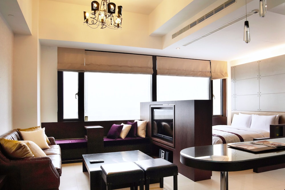 MASTER HOTEL 18/25