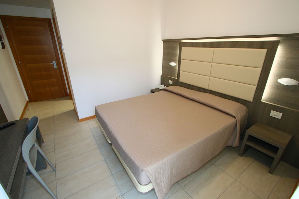 SUPERIOR, DOUBLE OR TWIN BED