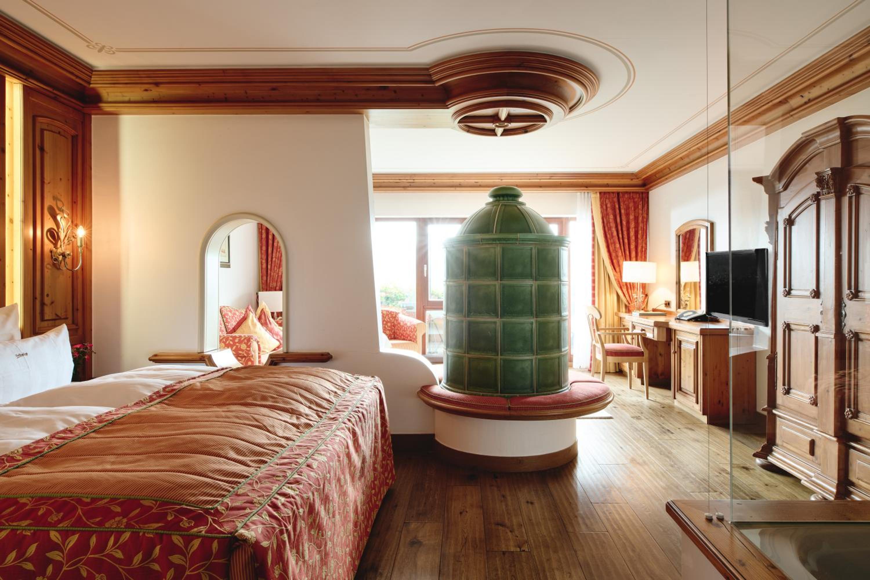 Junior Suite, King Bed, Valley View