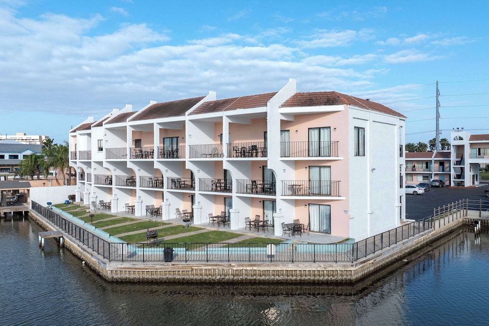WindWater Hotel & Marina 5/66