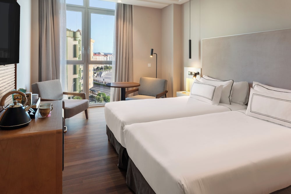 Deluxe, Queen Bed, Sea and Promenade View