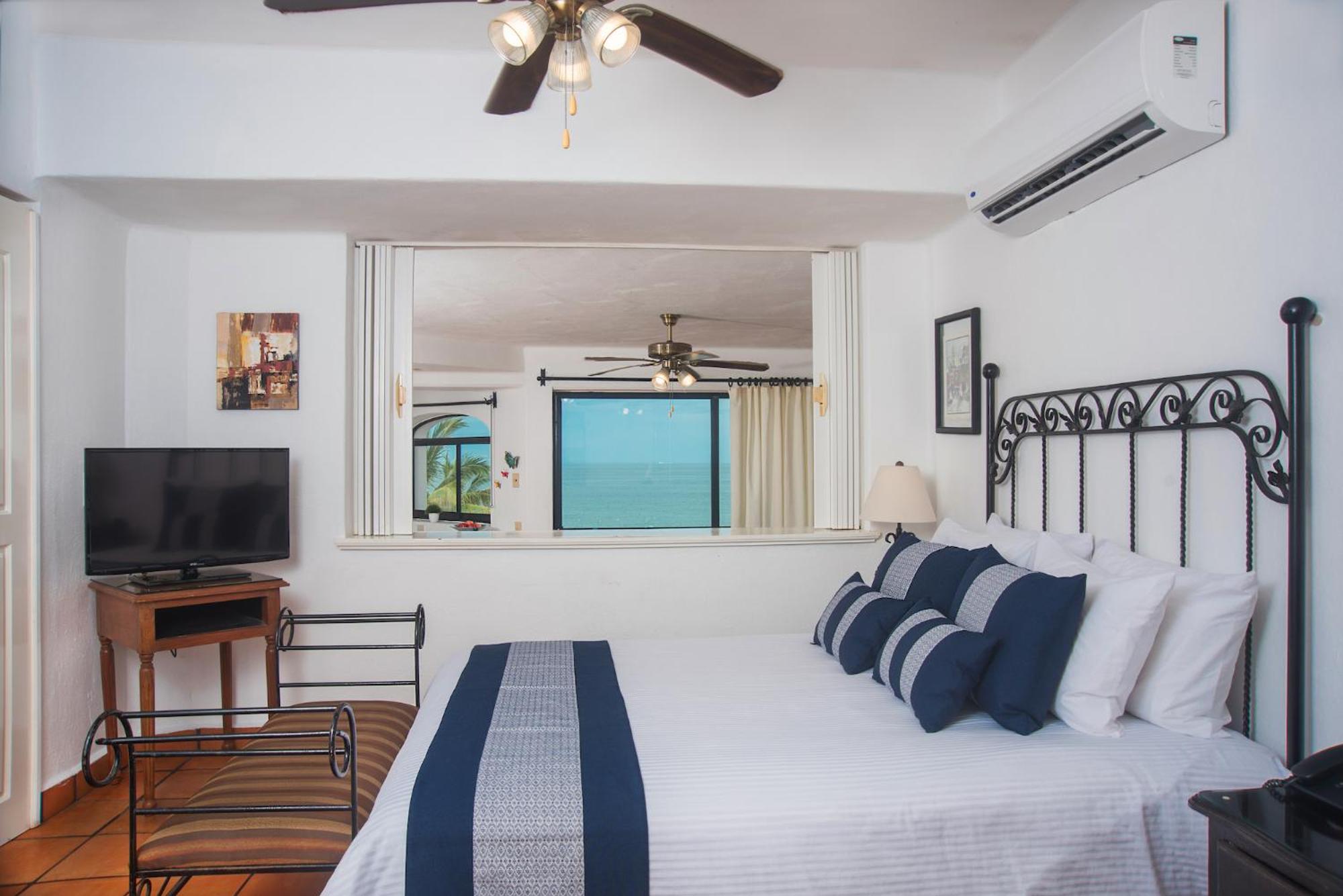 1 Bedroom, Apartment, Queen Bed, Ocean Front, Sofa