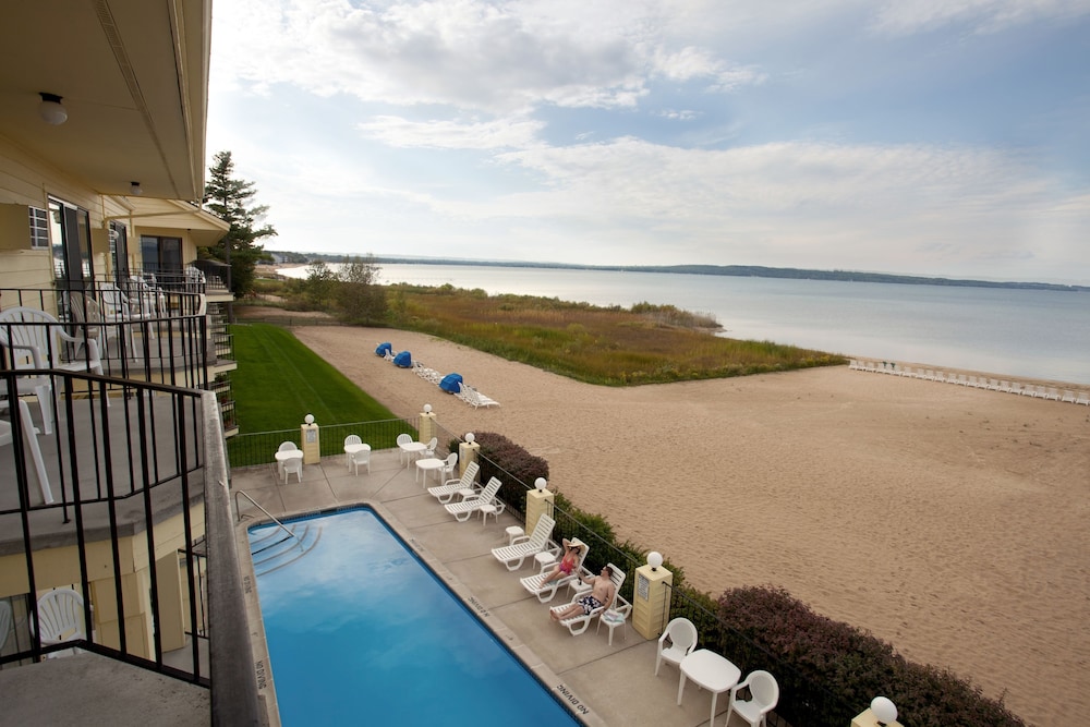 Pointes North Beachfront Hotel 12/72