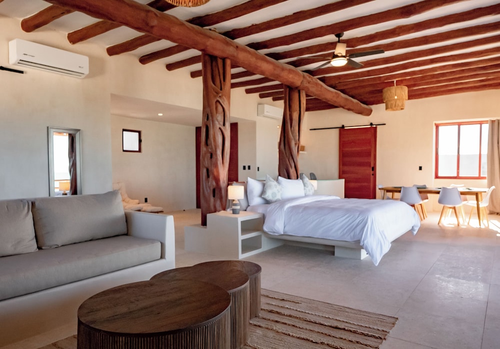 Beachfront Hotel Boutique DK 13/50