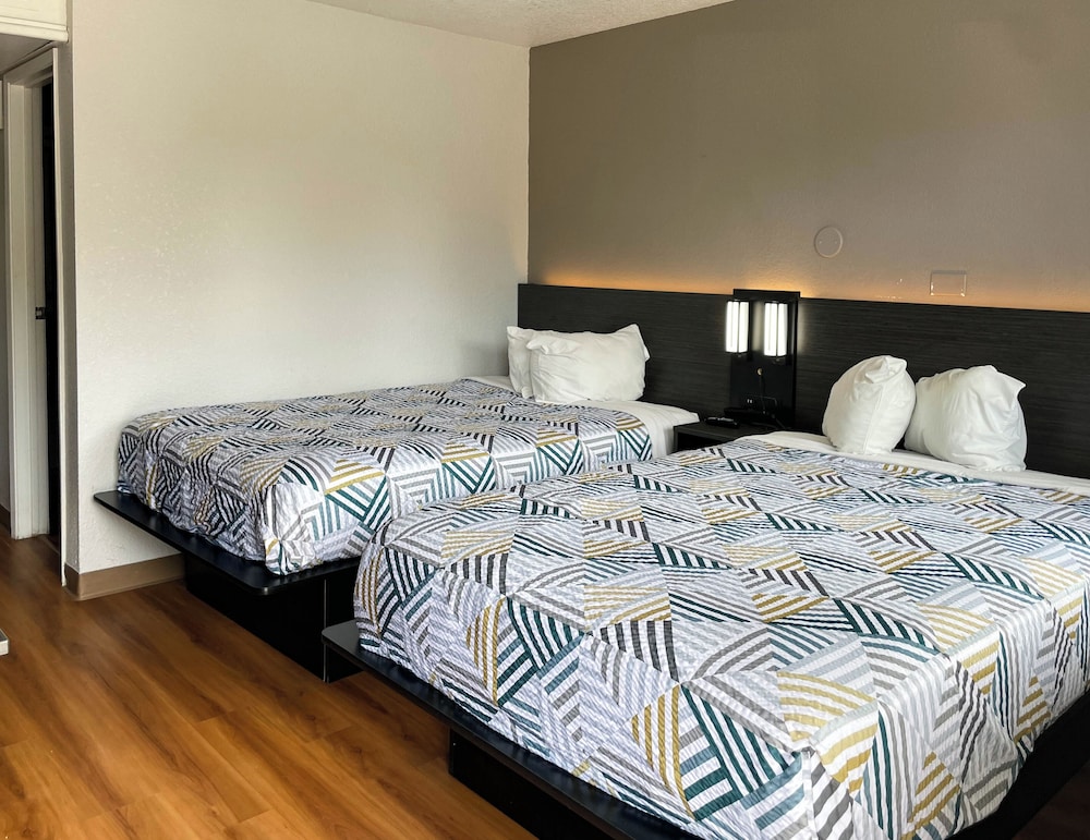 2 Full Beds - Mobility Accessible Tub Nsmk