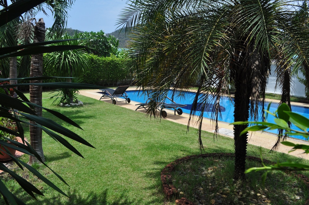 Tropical Hill by Melody Hua-Hin 27/49