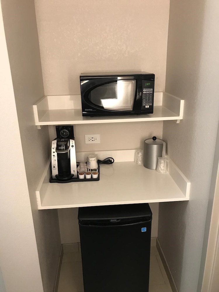 Holiday Inn Express Naperville 55/69