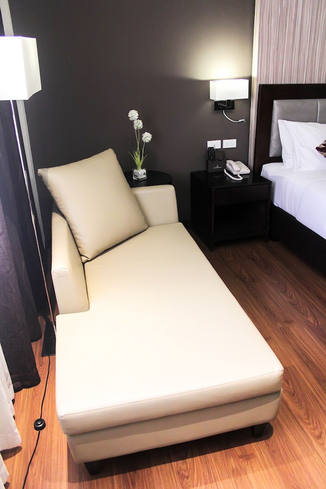 Brentwood Suites 17/38