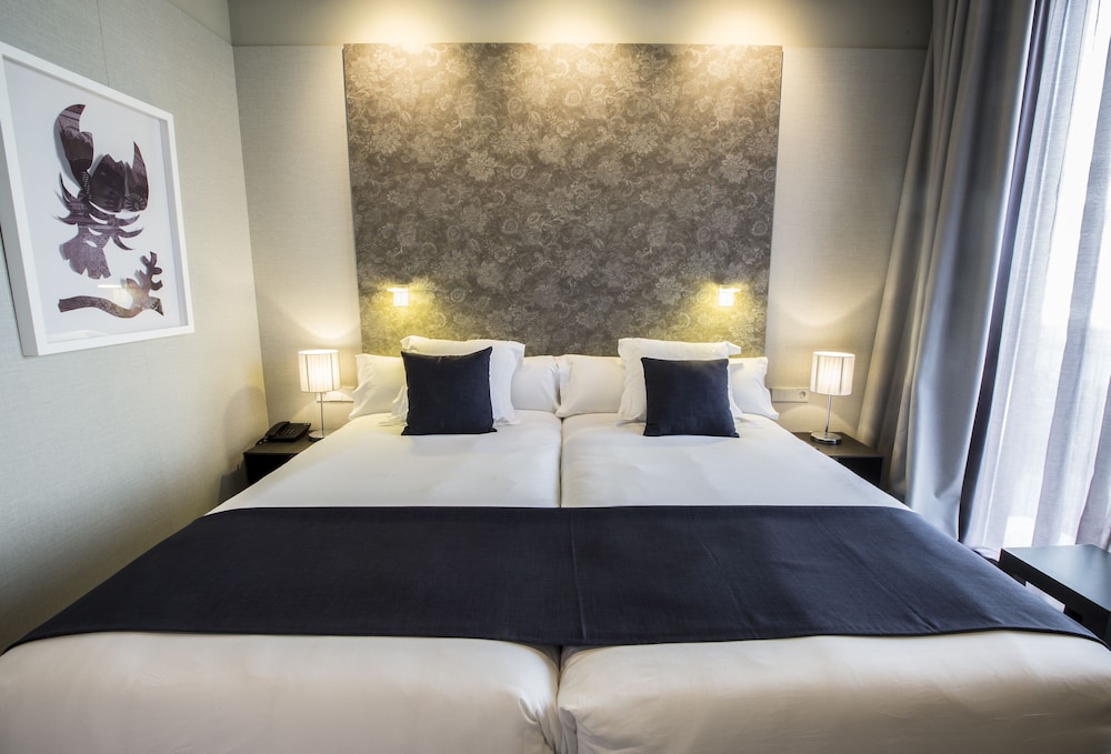 ROOM, DOUBLE BED