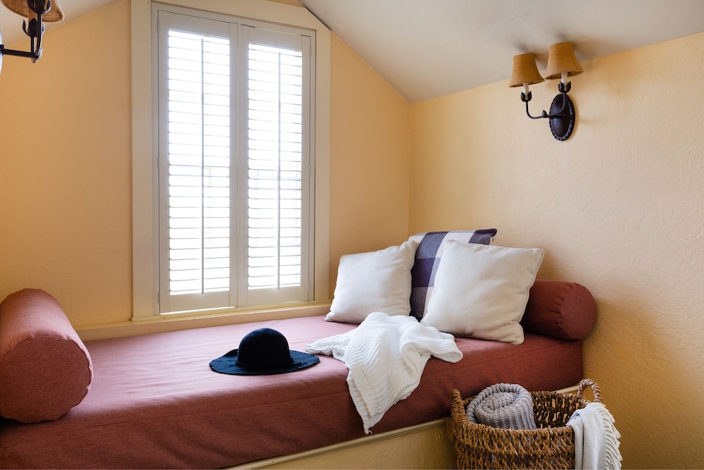 Maison Fleurie, A Four Sisters Inn 37/56