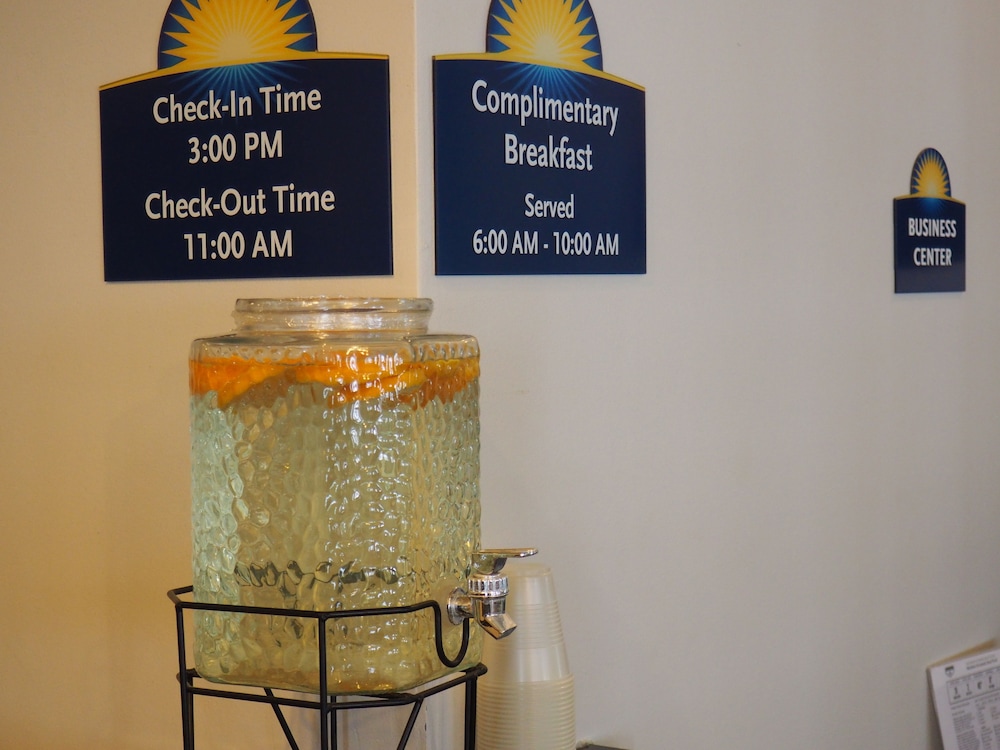 Days Inn by Wyndham Petoskey 10/31