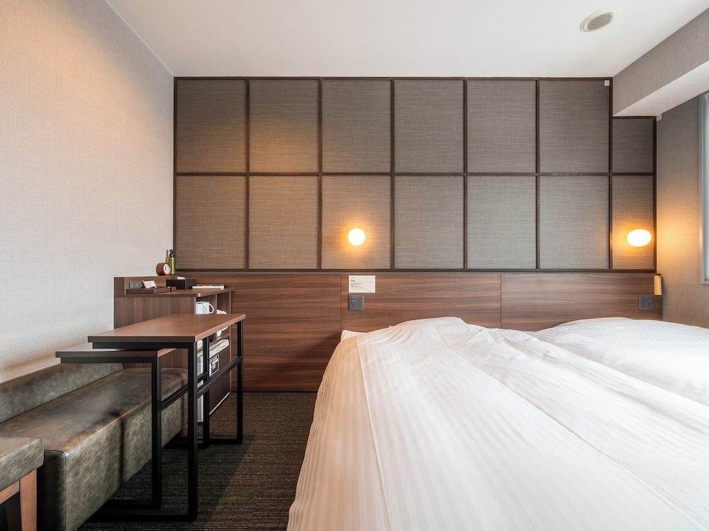 HOLLYWOOD, TWIN BEDS