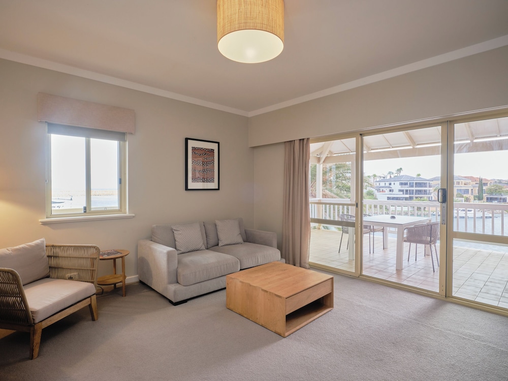 Mindarie Marina 32/49