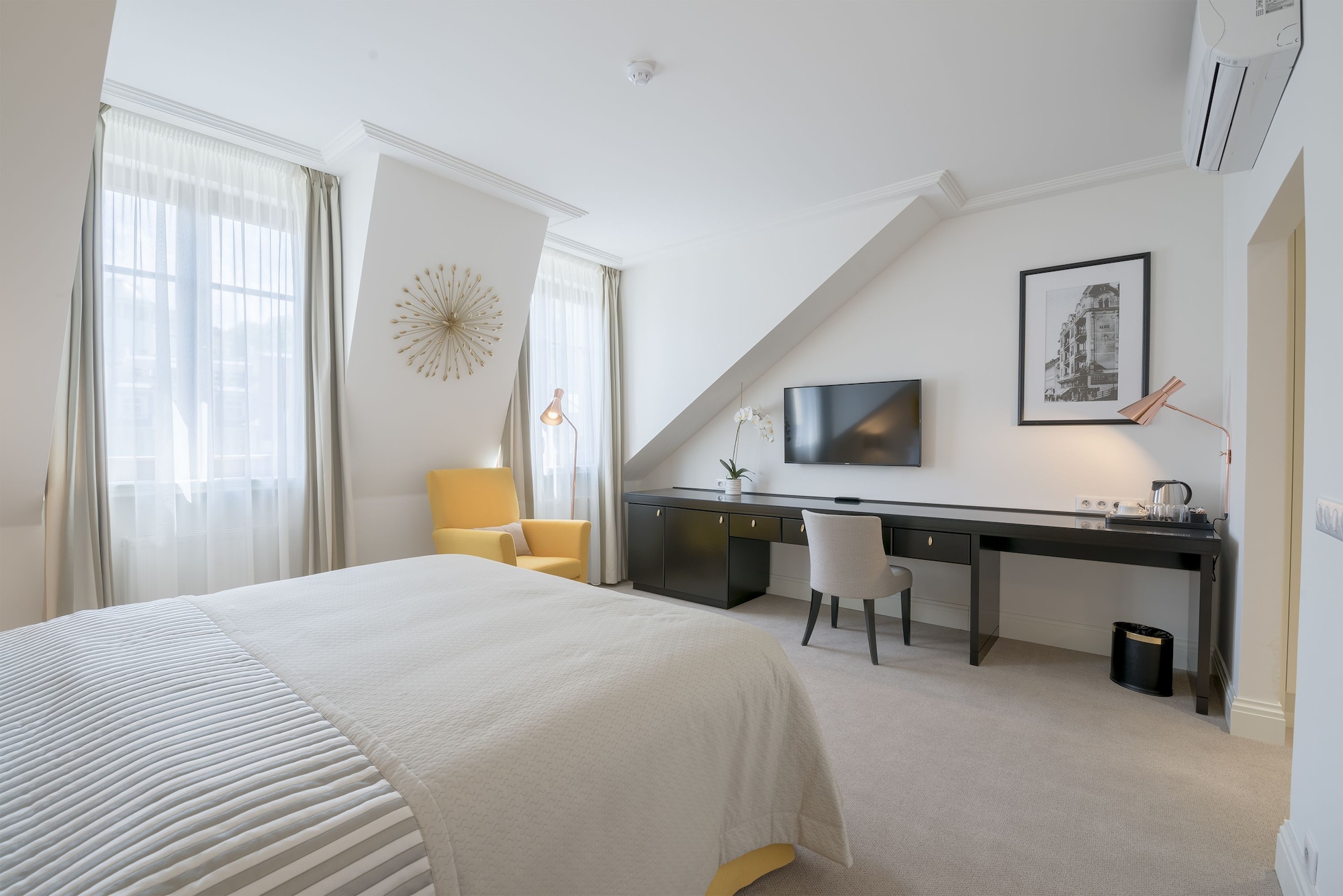Superior, Queen Bed, Attic