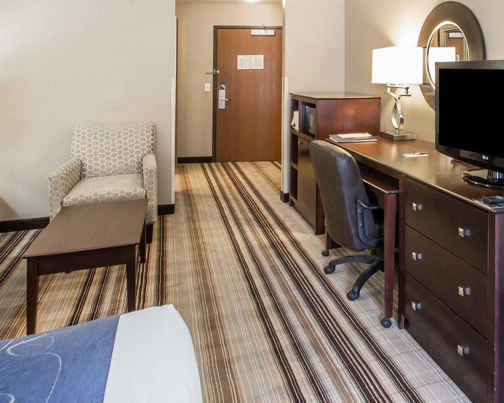 Comfort Suites Hudson I-94 Hudson WI 27/40