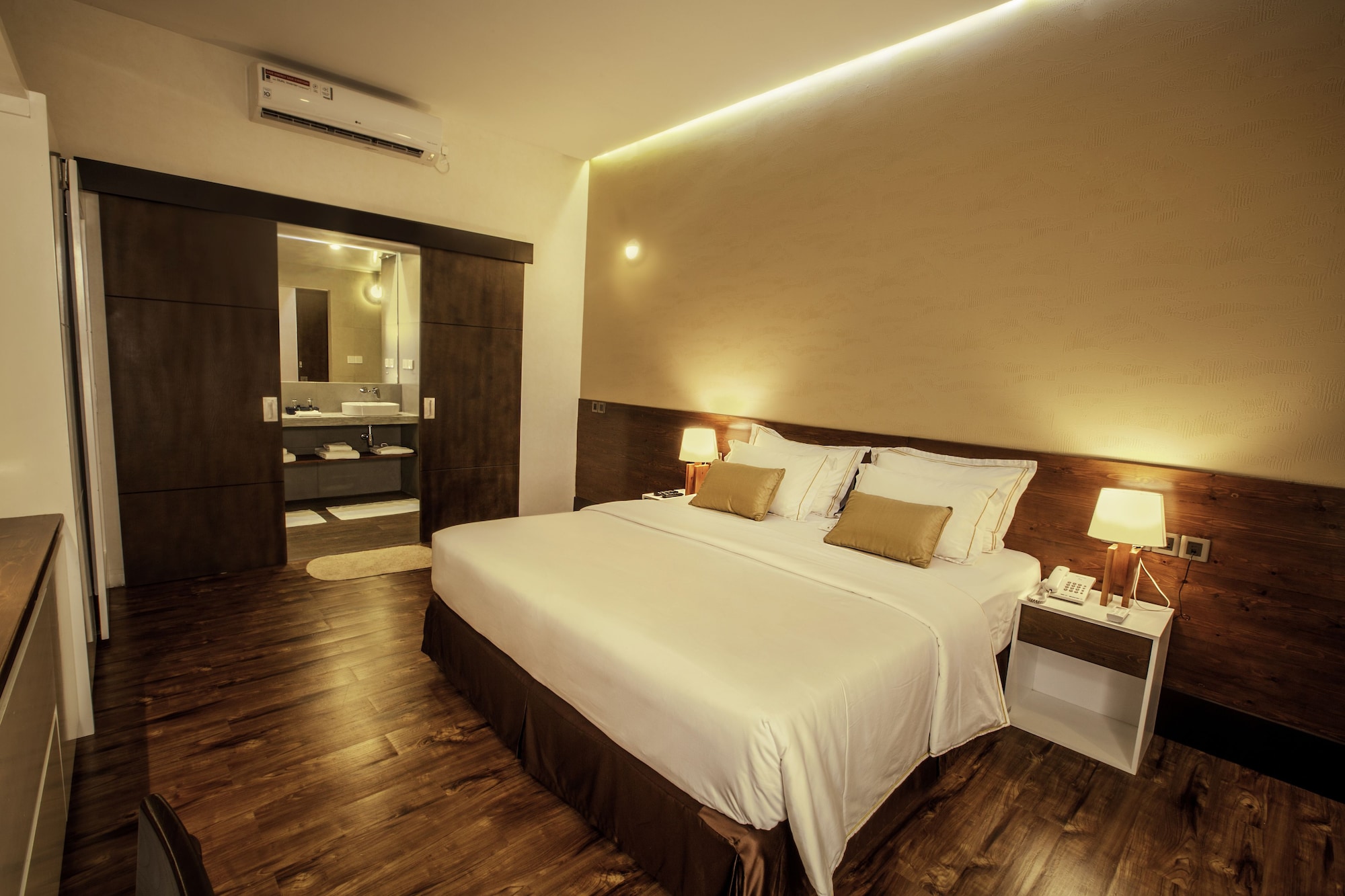 غرفة ديلوكس بسرير كينج بإطلالة على الفناء، Sevana City Hotel Kandy 2/3