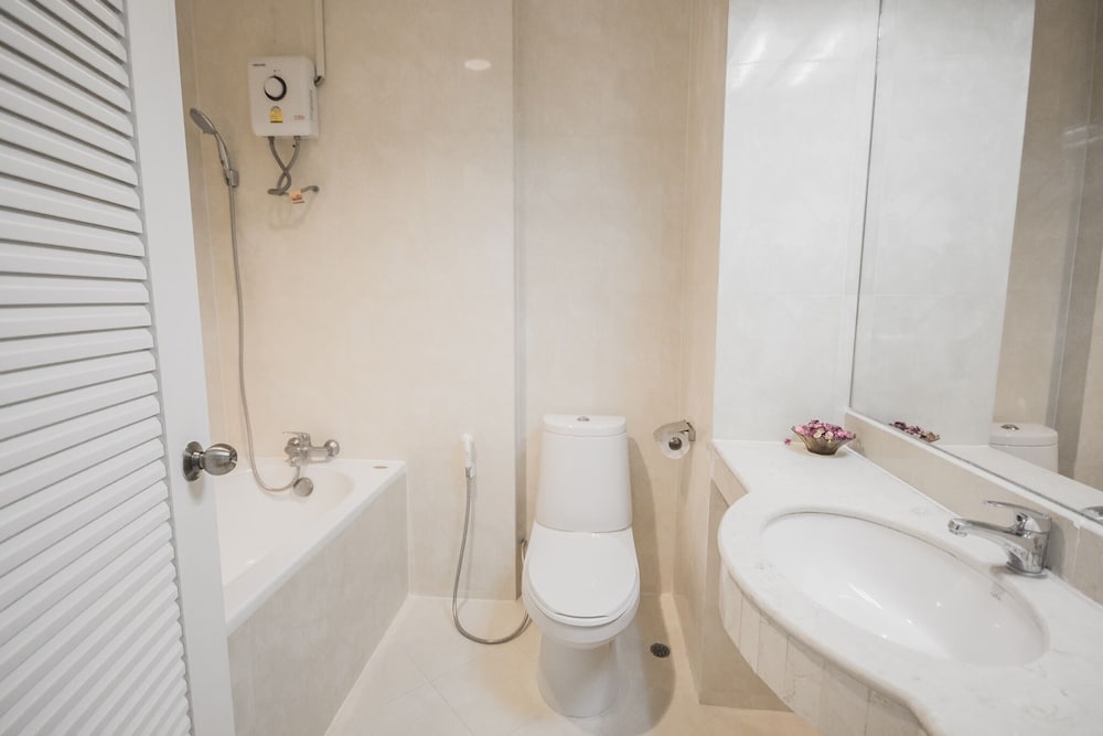 Romance Hotel Srinakarin 80/80