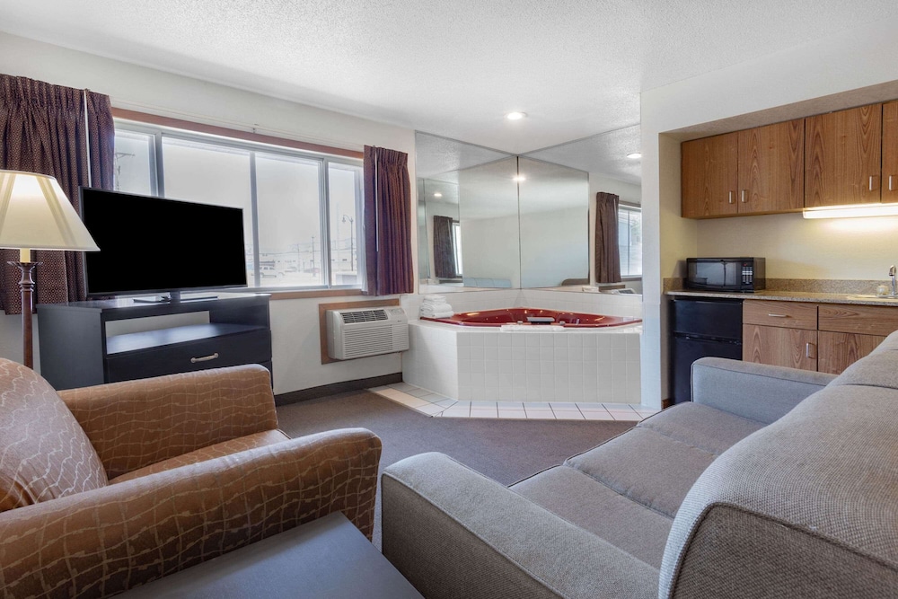 Super 8 By Wyndham La Crosse 33/45