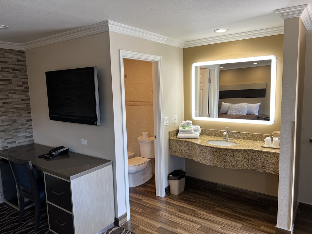 Walnut Inn & Suites 42/44