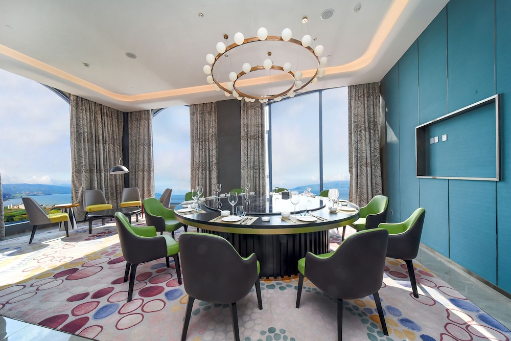 Dolphin Bay Hotel 26/38
