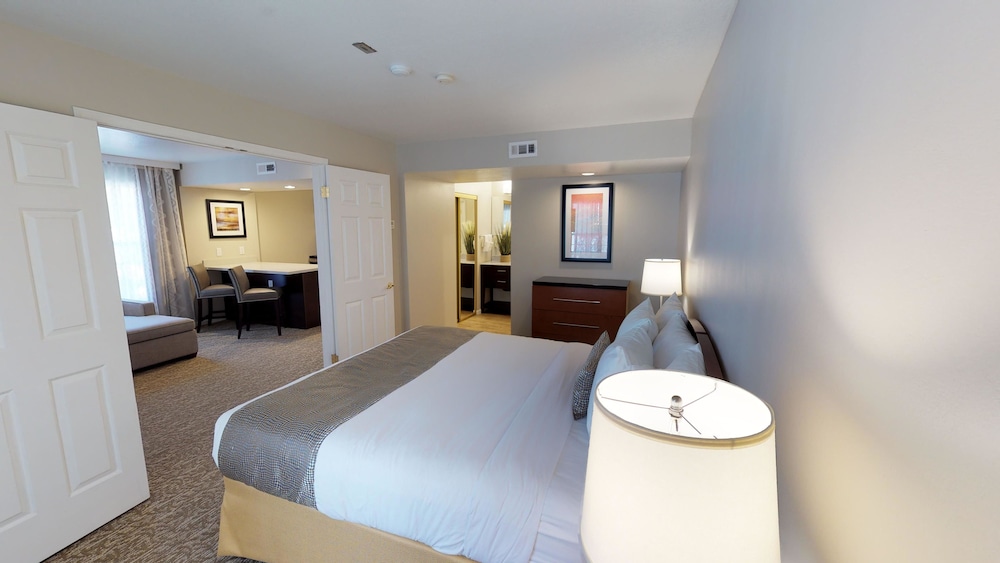 Chase Suite Hotel Newark 7/52