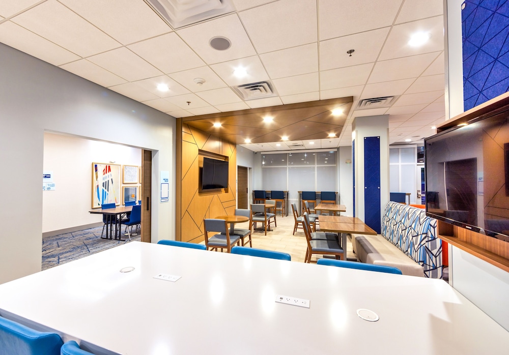 Holiday Inn Express Suites Harrisonburg University Area 46/54
