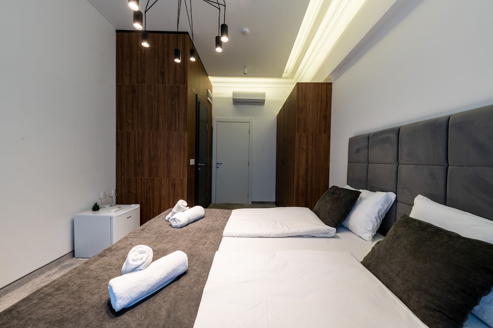 Standard, Queen Bed